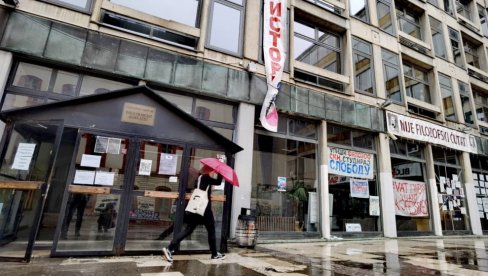 БРУКА И СРАМОТА: Блокадери и њихови медији се и даље баве Вучићем и политиком - Ни речи о трагично страдалој девојци! (ФОТО)