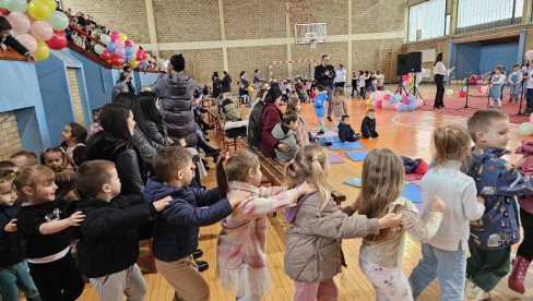 PEVALO 400 MALIŠANA: Dečji hor Vrapčići  u Ugljeviku