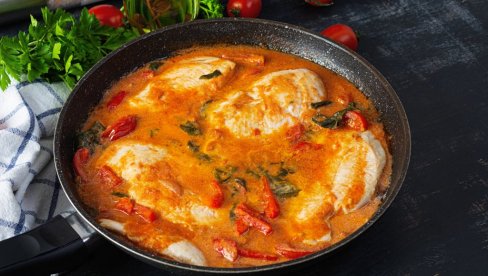 АРОМАТИЧАН И СОЧАН ОБРОК: Пилећи филе у парадајз сосу