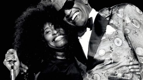 IMA JEDAN OD NAJMOĆNIJIH GLASOVA NA SVETU, JEDNA TRAGEDIJA JOJ JE OBELEŽILA DOM: Neverovatna životna priča jedne jedine Čake Kan