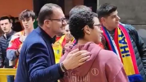 NAVIJAČI OPKOLILI MIJATOVIĆA! Evo šta je bio razlog! (VIDEO)