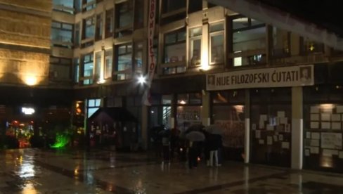 120 LJUDI NA BDENJU, A ŽIVOT IZGUBLJEN: Licemerje blokadera na vrhuncu (FOTO)