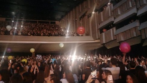 PROŠETAO KROZ MASU: Jakov Jozinović sišao u publiku, pevao i slikao se sa fanovima (FOTO)