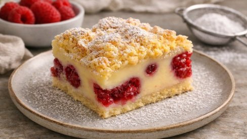 КОЛАЧ СА МАЛИНАМА, ПУДИНГОМ ОД ВАНИЛЕ И ПРХКИМ МРВИЦАМА: Слаткиш за памћење