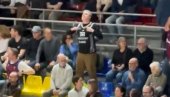 ХРАБРОСТ ИЛИ ЛУДОСТ: Навијач у дресу Партизана дошао на меч Звезде, љубио грб, па шокирао делије (ВИДЕО)