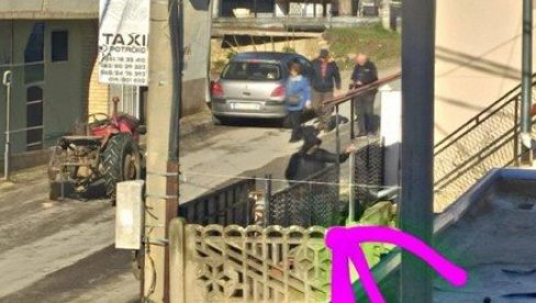 ŠOK U KLADOVU: Blokader sa motkom krenuo ka izbornom mestu