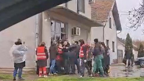 USNIMLJEN KAKO ŠUTIRA I BIJE: Blokader i drug Mile Pajić napao ljude u Crvenki! (VIDEO)