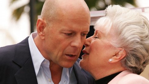 МАЈКА БРУСА ВИЛИСА ИМА 90 ГОДИНА И ВЕЋ 22 ГОДИНЕ ВОЛОНТИРА У ПОЛИЦИЈИ: Ево зашто је сви обожавају! (ФОТО)