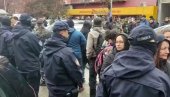 БЛОКАДЕРИ НАСРЋУ НА ГРАЂАНЕ У КУЛИ: Стигле јаке полицијске снаге (ВИДЕО)