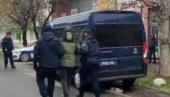 POLICIJA SPREČAVA STRAVIČNO NASILJE TOKOM IZBORA: Krenulo privođenje blokadera (VIDEO)