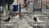 ИЗ КУЋЕ У АМБИС: Радници у Улици Цветанова ћуприја оштетили улазе у дворишта