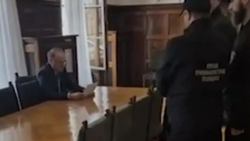 ĐOKIĆ U REKTORATU ZATEČEN SA AMBASADOROM BELGIJE: Evo šta se dešavalo u zgradi kada je ušla policija (VIDEO)