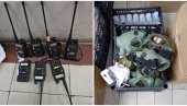 НОВОСТИ САЗНАЈУ Погледајте шта је још пронађено у Ректорату: Гас маске, радио станице... УКП чешља просторије (ФОТО)