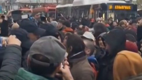 У ТОКУ ТЕРОРИСТИЧКИ НАПАД ЂОКИЋЕВИХ БЛОКАДЕРА: Нападају полицајце и позивају на њихово убиство! (ВИДЕО)