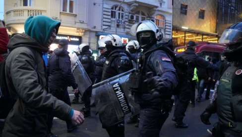 U TOKU TERORISTIČKI NAPAD ĐOKIĆEVIH BLOKADERA: Napadaju policajce i pozivaju na njihovo ubistvo! (VIDEO)