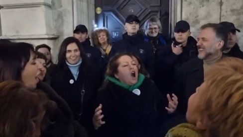 HITNO U LAZU, HITNO! Blokaderi pevaju blizu mesta gde je poginula studentkinja (VIDEO)