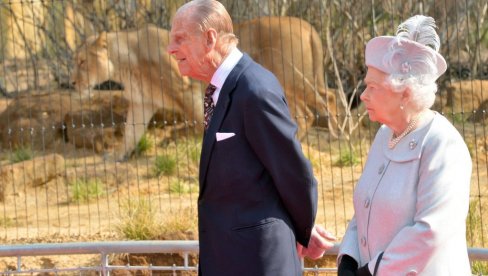 POJAVILA SE U JAVNOSTI SA OSMEHOM NA LICU, A STRAHOVALA ZA NAMILIJEG: Otkrivena dugo čuvana tajna kraljice Elizabete