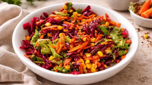 ШАРЕНА САЛАТА: Сезонска салата која осваја укусом