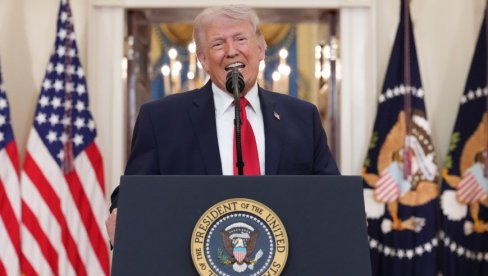 ТРАМП СЕ ПОДСМЕВАО ВЕНСУ ТОКОМ ОБРАЋАЊА Хвалио себе: Рећи ћу свима колико сам сјајан