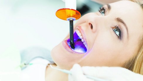 ИЗБЕЉУЈЕ ЗУБЕ И ЈАЧА ИХ? Најновија студија о иновативном праху који обезбеђује "холивудски осмех" - без оштећења