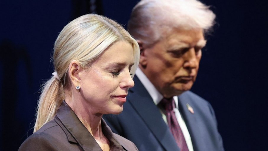 Sa Trampom izašla NASMEJANA iz Bele kuće, u predsednikovoj limuzini saznala da je DOBILA OTKAZ