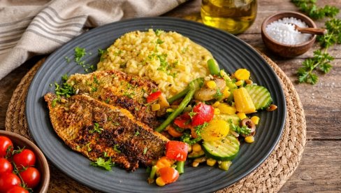 ORADA SA KREMASTIM RIŽOTOM I POVRĆEM: Savršen spoj mediteranskih ukusa na vašem tanjiru