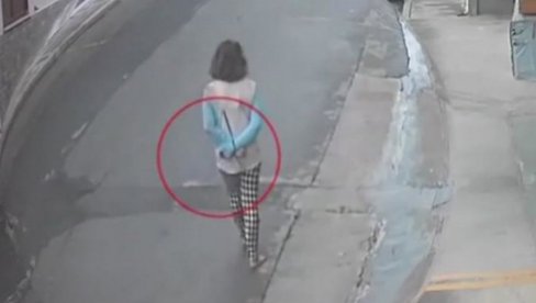 IDE ULICOM BOSA, VEZANIH RUKU: Snimak je šokirao Grčku, a pravi UŽAS je usledio tek potom (VIDEO)