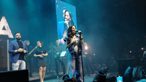 NJEMU U VELIKU ČAST: Ceca na koncertu u Jagodini otpevala pesmu "Dragane moj" za Dragana Markovića Palmu i pozdravila njegovu porodicu (FOTO)