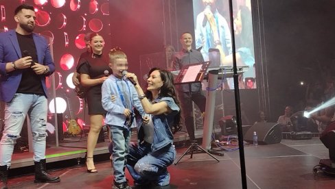 NAJLEPŠI MOGUĆI POČETAK: Ceca Ražnatović veliki koncert u Jagodini počela sa unukom Željkom - "Moj najdraži gost" (FOTO)