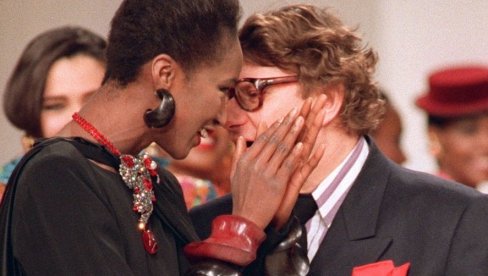 ИМАЛА ЈЕ 9 ГОДИНА КАДА СУ ЈЕ ОСАКАТИЛИ, А СА 17 СЕ ПОРОДИЛА: Животна прича манекенке коју су нашли у реци