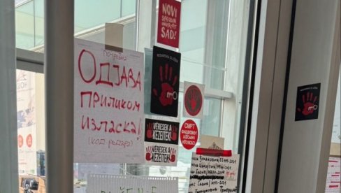 НАЛЕПНИЦЕ И ЦРНА ЛИСТА СТУДЕНАТА: Блокадери облепили улазна врата ректората у Новом Саду (ФОТО)