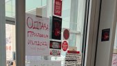 НАЛЕПНИЦЕ И ЦРНА ЛИСТА СТУДЕНАТА: Блокадери облепили улазна врата ректората у Новом Саду (ФОТО)