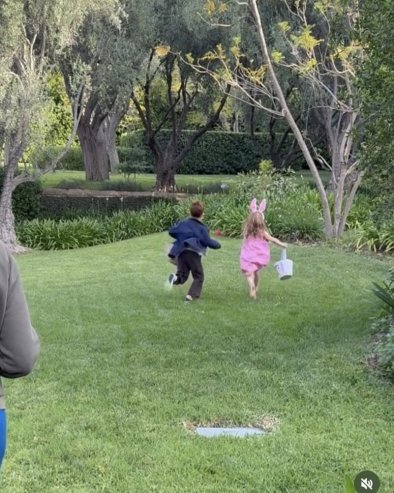 MEGAN MARKL OBJAVILA NA INSTAGRAMU PORODIČNU PROSLAVU USKRSA: Princ i princeza u potrazi za jajima (FOTO)