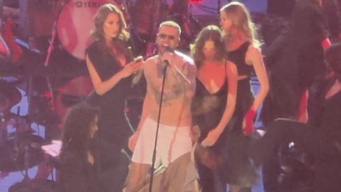 SAMO SE NOĆA POJAVI: Magla bend održao treći koncert - Grlim drveće i cveće, a skinuću se na sceni (FOTO)