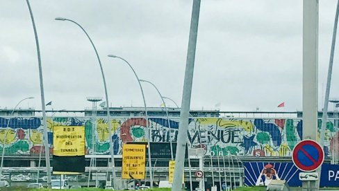 СВАДБАРСКО ШЕНЛУЧЕЊЕ СПРЕЧИЛО СЛЕТАЊЕ АВИОНА: Тренутак који ће путници на париском Орлију памтити целог живота