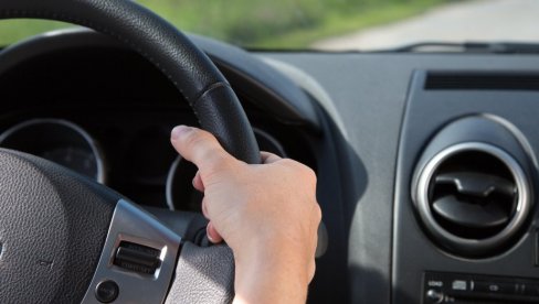 ŠTA SE DEŠAVA AKO TOKOM VOŽNJE UBACITE U RIKVERC? Odgovor bi mogao da vas iznenadi