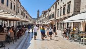 SEZONCI HRLE NA JADRAN: Hrvatska traži oko 70.000 radnika, plate od 1.000 do 3.000 evra