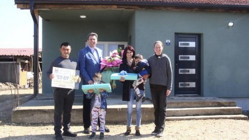 OD GRADA ŠAPCA ZA USELJENJE VAUČER OD 100.00 DINARA: Porodica Lazarević sa Mišara dobila nov dom