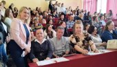 УЧЕНИЦИ ОДЛИЧНИ РЕЦИТАТОРИ: У Параћину смотра „Песниче народа мог“ (ФОТО)