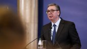 VUČIĆ U KINSEKOM KULTURNOM CENTRU: Predsednik prisustvuje otvaranju izložbe fotografija Sinhue o prijateljstvu Srbije i Kine