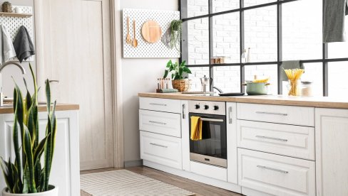 4 BOJE ZA KUHINJU KOJE DIZAJNERI VIŠE NE ŽELE DA VIDE: Veliki trend sa početka 2000-ih ide u prošlost