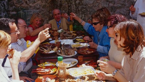 PITANJA KOJA BI RADIJE DA IZBEGNU: Ove horoskopske znakove najviše nerviraju porodična druženja za praznike