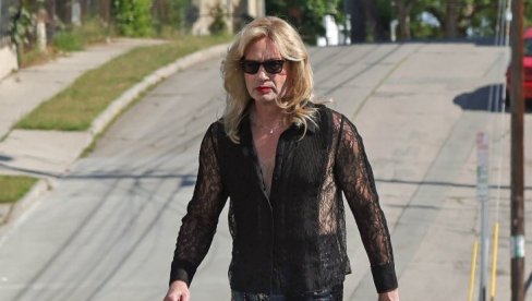 NI NALIK AGENTU MOLDERU: Dejvid Duhovni šeta Los Anđelesom obučen kao žena