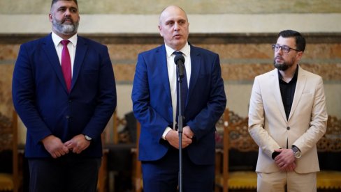 ОПОЗИЦИОНАР ЖЕЉКО ВЕСЕЛИНОВИЋ ИСПРОЗИВАО БЛОКАДЕРЕ: Није политика пробудити се у 12, кафица и један твит