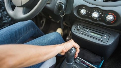 Trećina vozača ne zna: Šta znači ovaj znak u automobilu