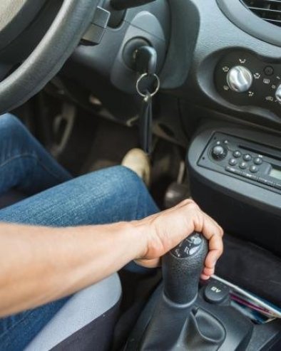 FUNKCIJA KOJA OLAKŠAVA VOŽNJU: Tajno dugme u automobilu za koje mnogi vozači ne znaju