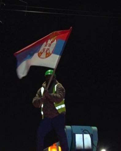 КУРТИЈЕВА ПРОВОКАЦИЈА ПРЕД ВАСКРС: У Грачаници уклањају српске заставе уз асистенцију полиције