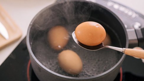 IMA MRTVIH, 650 ZARAŽENIH: Opasna bakterija otkrivena u jajima iz Ukrajine, hitno se povlače iz prodaje!
