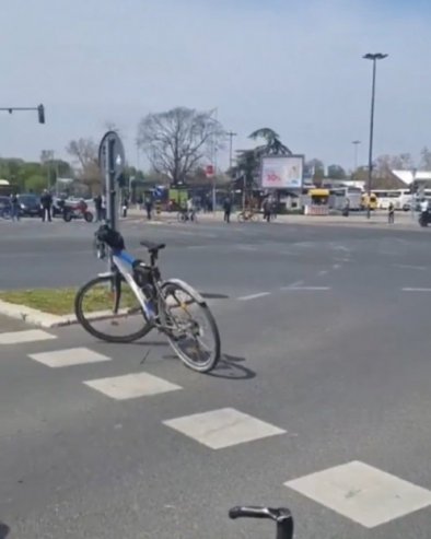 ВРХУНАЦ БЕЗОБРАЗЛУКА БЛОКАДЕРА: Пошто више нема људи који би стали уз њих у малтретирању грађана блокадама, поставили су бицикле и моторе