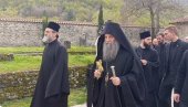 PATRIJARH PORFIRIJE STIGAO U PEĆKU PATRIJARŠIJU: Dočekali ga sveštenici i vernici (FOTO/VIDEO)